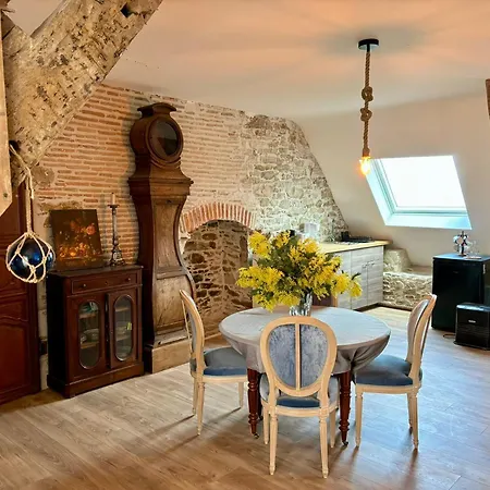 Chateau De La Pervenchere Marin Casson