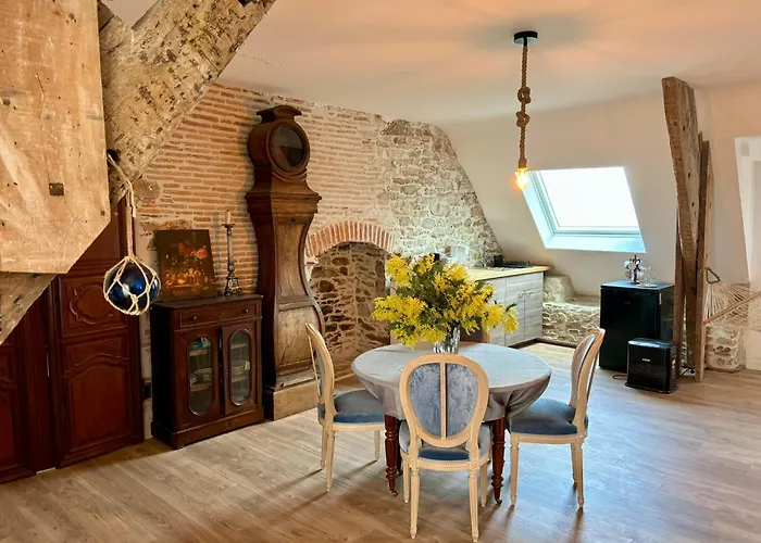 Chateau De La Pervenchere Marin Casson